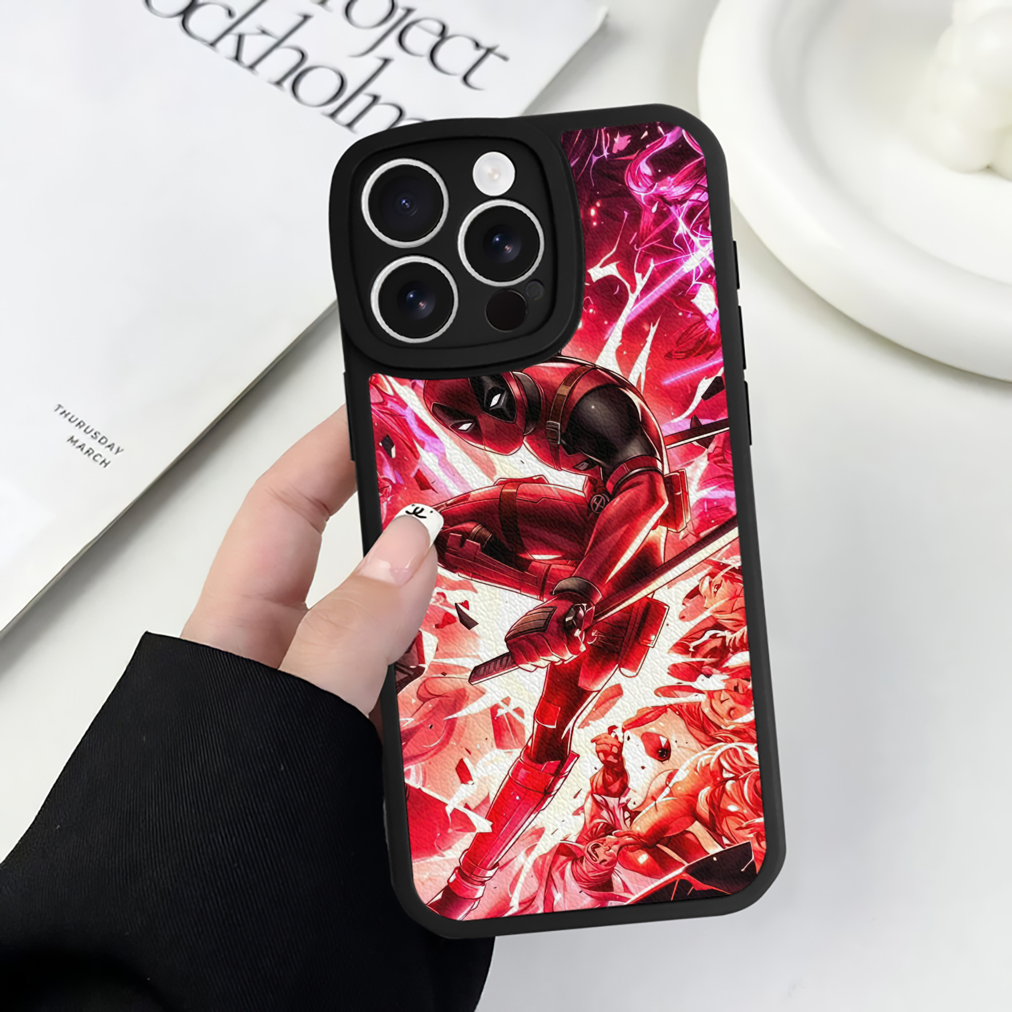 （画像用） Deadpool デッドプール 【iPhone 16シリーズ対応】シリコンスマホケース（レザー調） 材質：シリコン